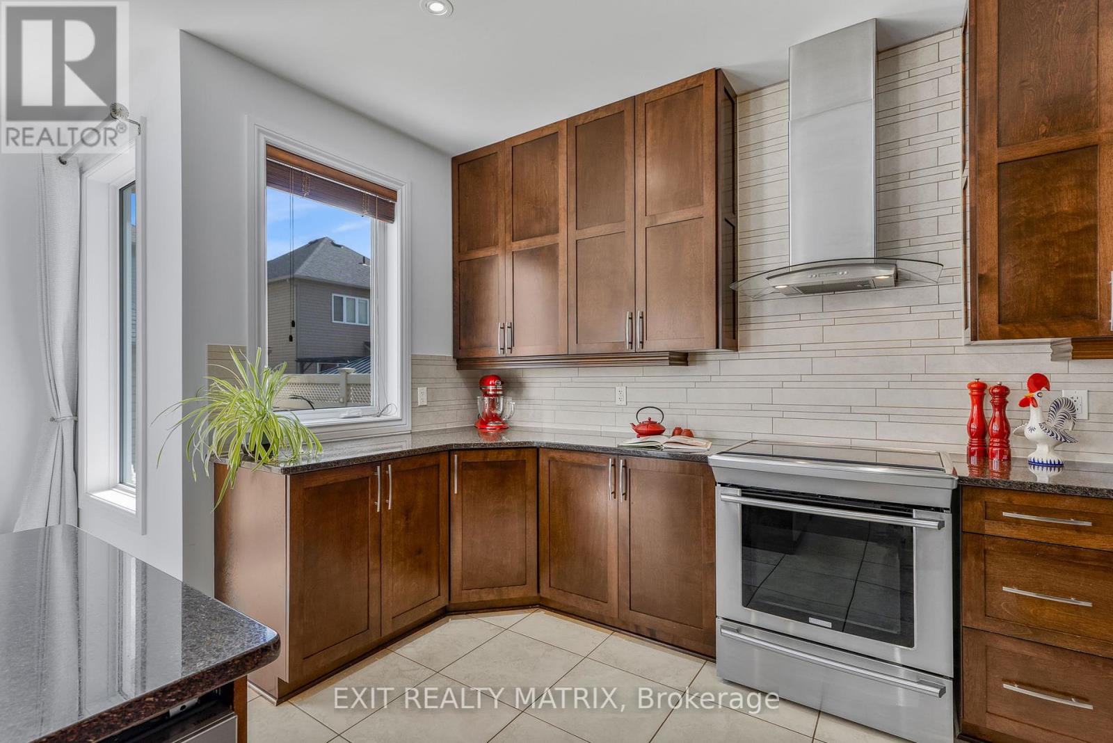 Photo 9 of 352 Oakcrest Way, Ottawa ON