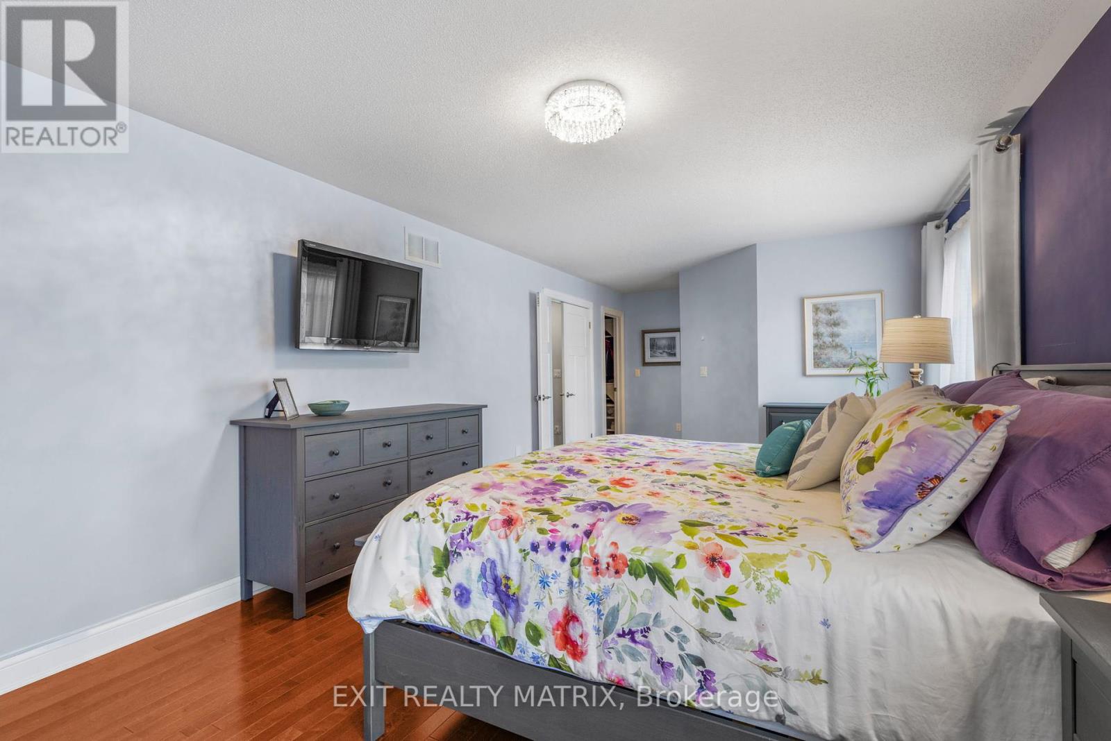 Photo 3 of 352 Oakcrest Way, Ottawa ON