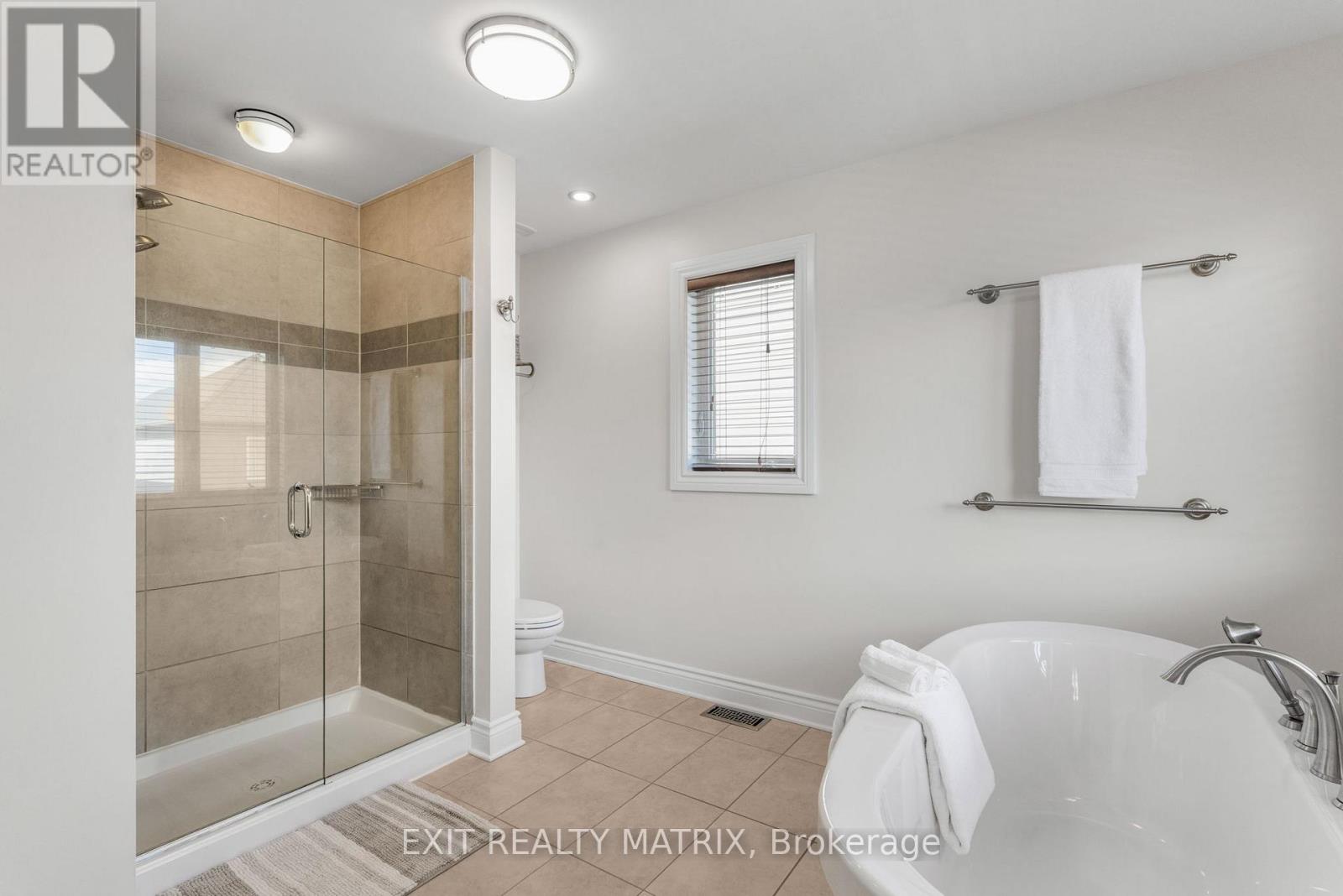 Photo 18 of 352 Oakcrest Way, Ottawa ON