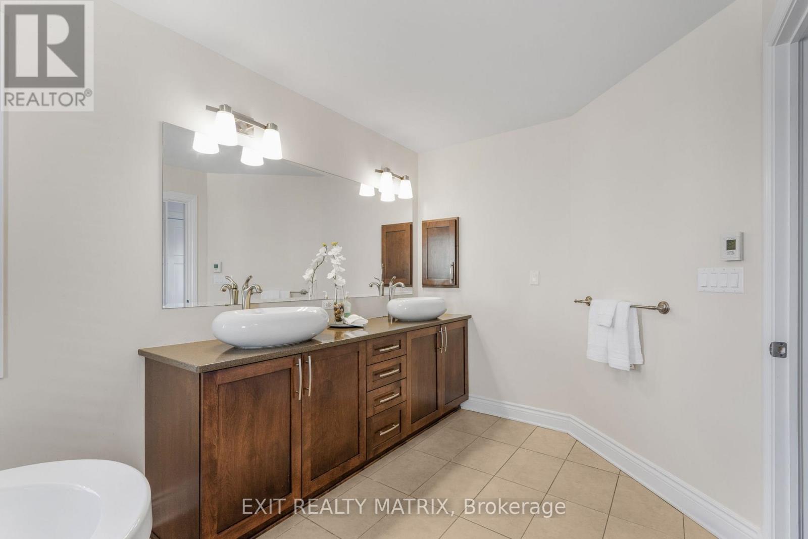 Photo 31 of 352 Oakcrest Way, Ottawa ON