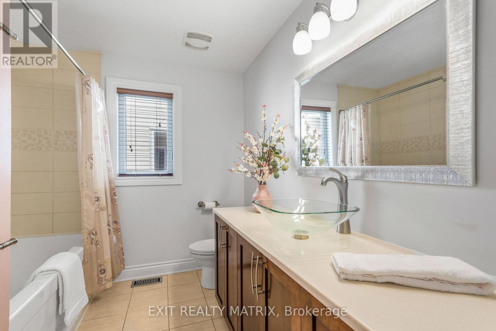 Photo 6 of 352 Oakcrest Way, Ottawa ON
