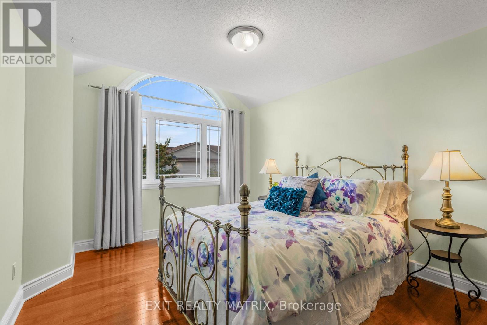 Photo 19 of 352 Oakcrest Way, Ottawa ON