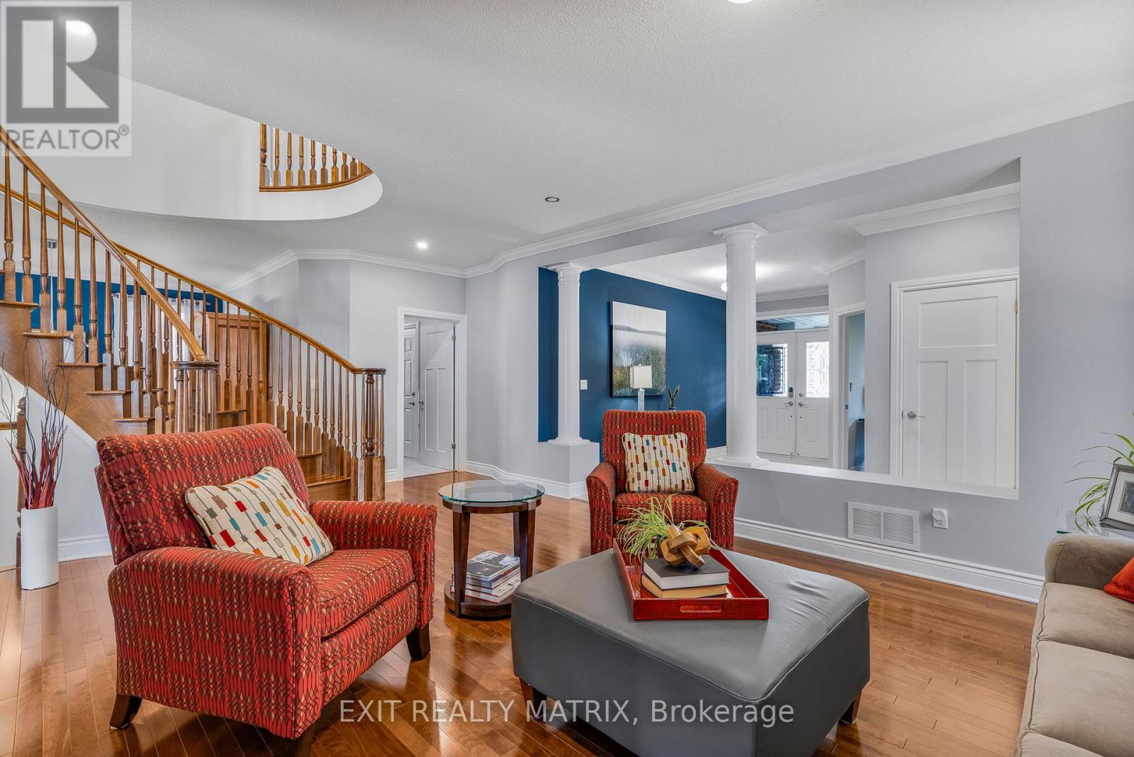 Photo 8 of 352 Oakcrest Way, Ottawa ON