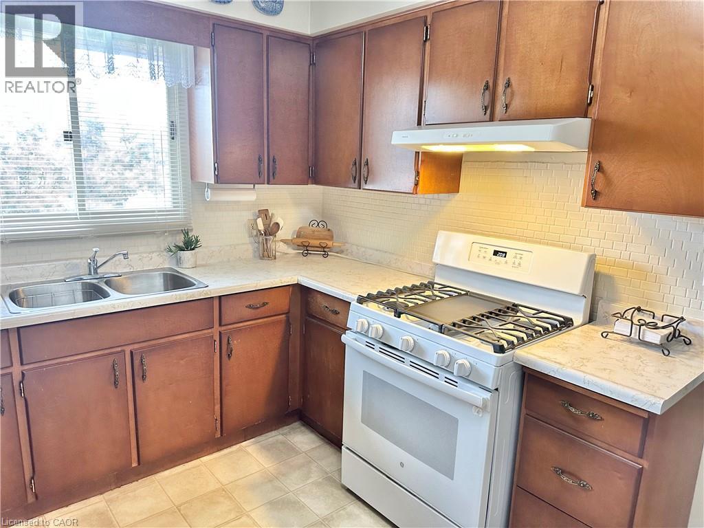 Photo 10 of 332 Spydell Street N, Delhi ON