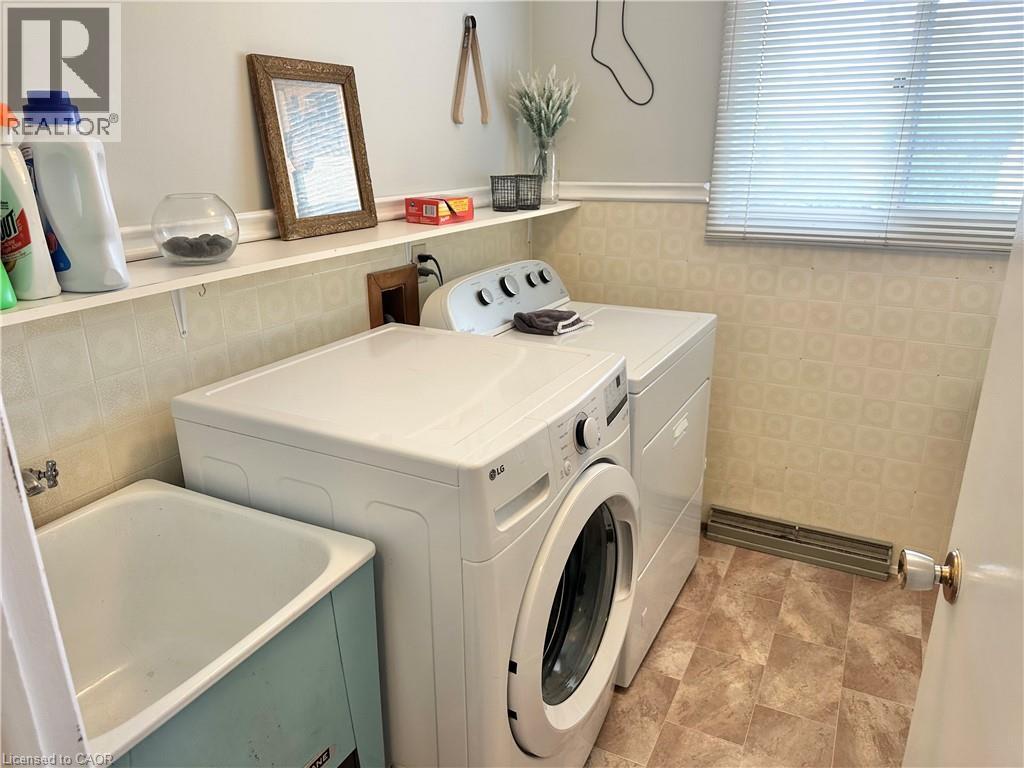 Photo 23 of 332 Spydell Street N, Delhi ON