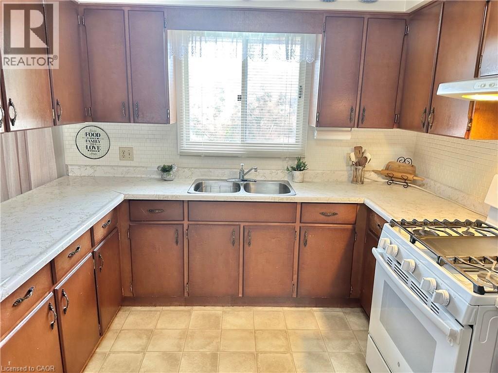 Photo 9 of 332 Spydell Street N, Delhi ON