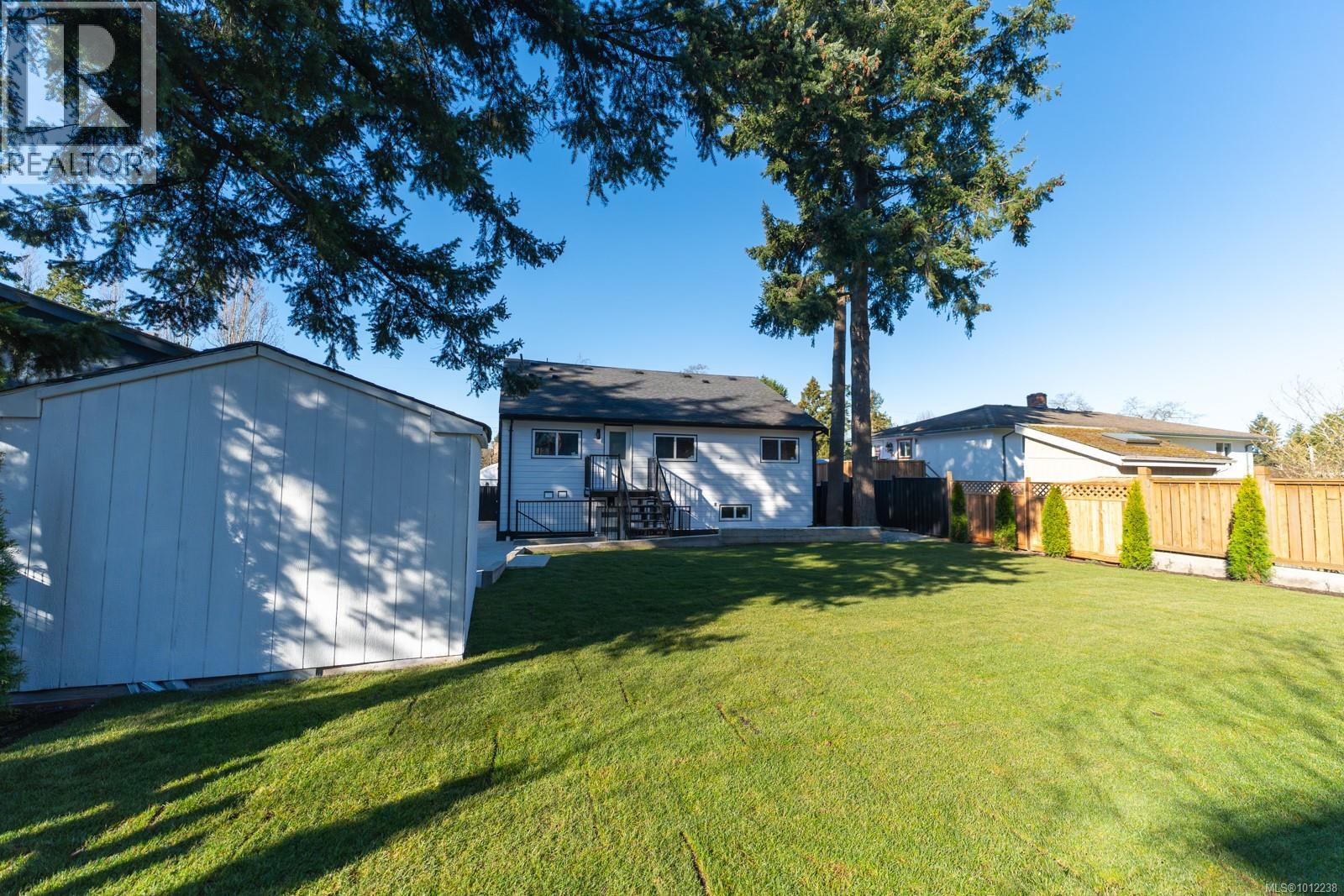 Photo 5 of 4037 Lakehill Pl, Saanich BC