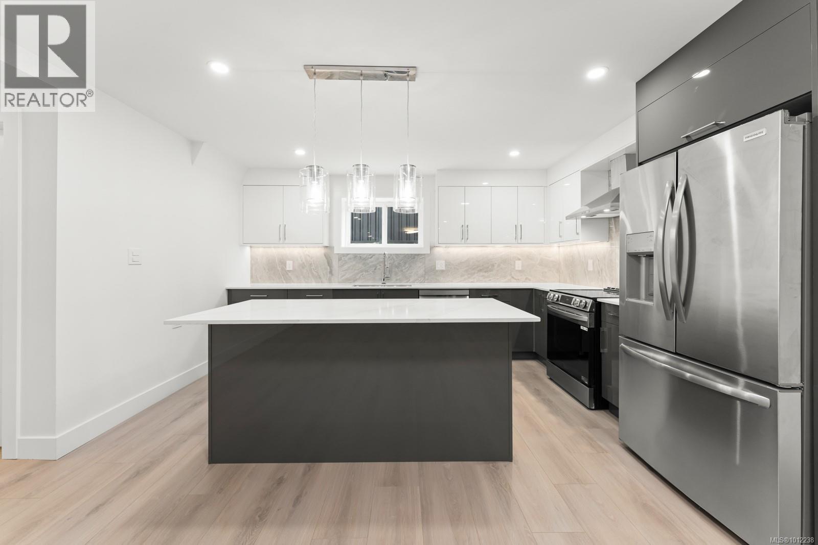 Photo 26 of 4037 Lakehill Pl, Saanich BC