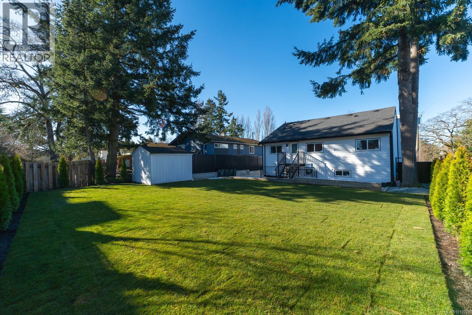 Photo 4 of 4037 Lakehill Pl, Saanich BC