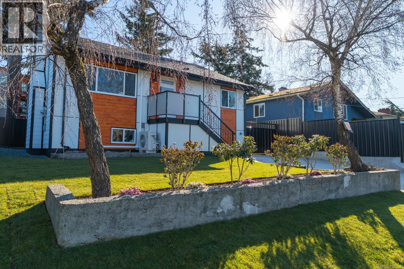 Photo 3 of 4037 Lakehill Pl, Saanich BC