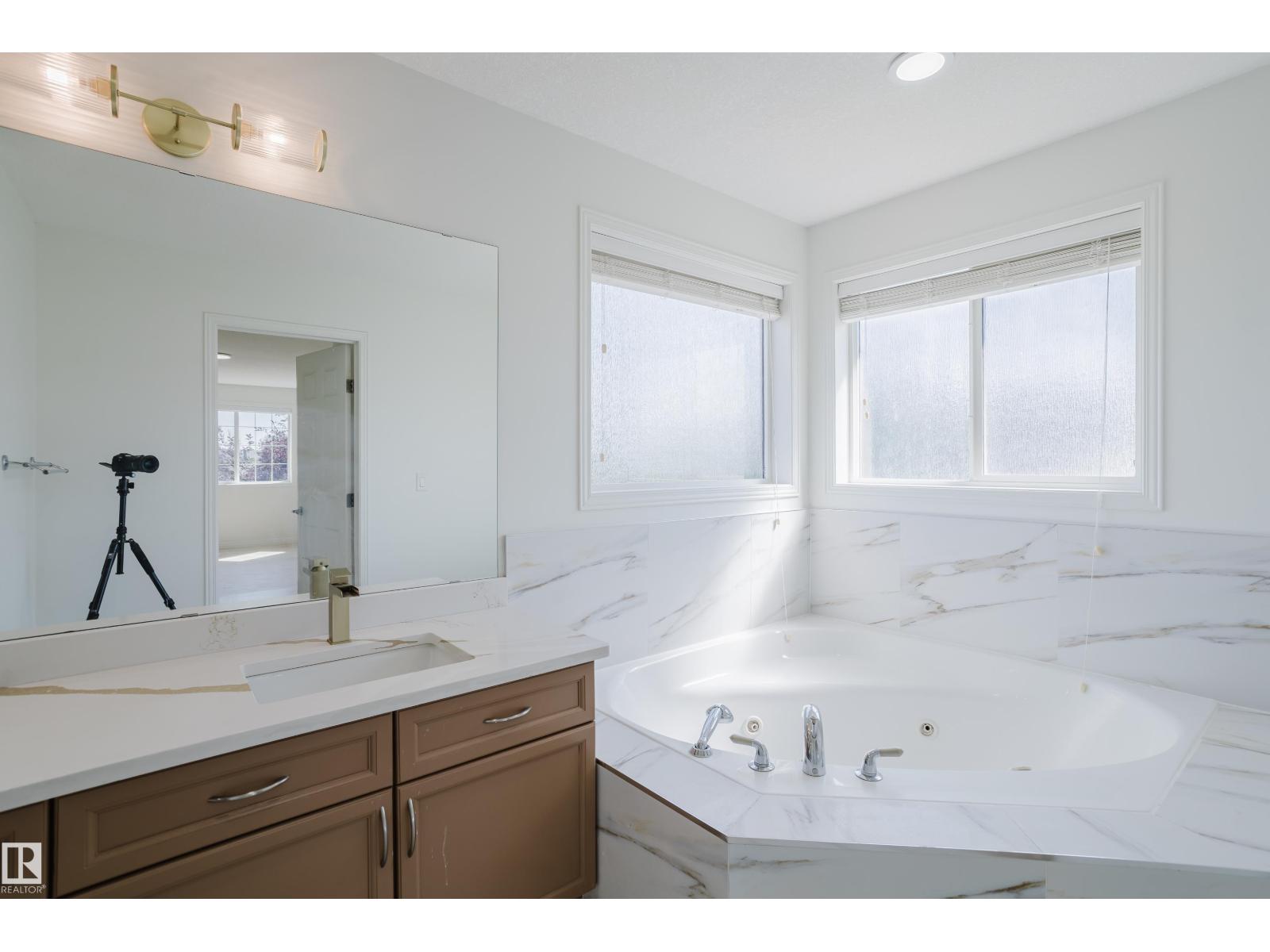 Photo 28 of 1665 Glastonbury Bv Nw, Edmonton AB
