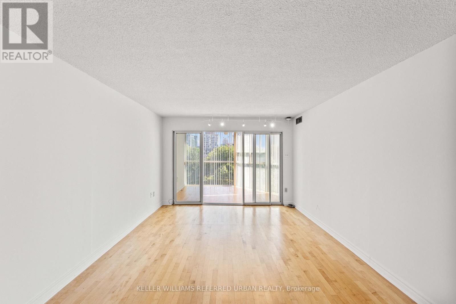 Photo 13 of 404 725 King Street W, Toronto ON