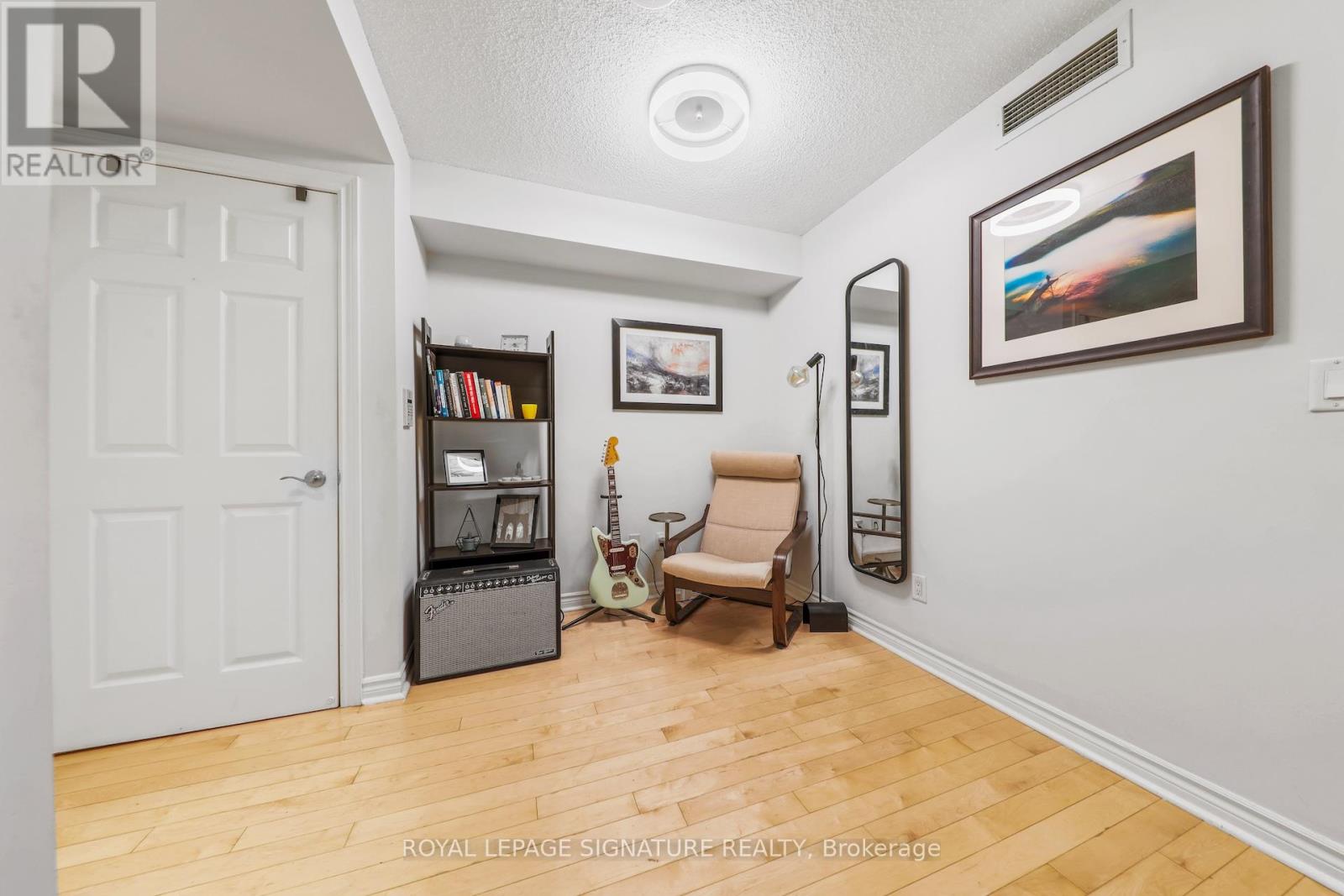 Photo 4 of 343 250 Wellington Street W, Toronto ON