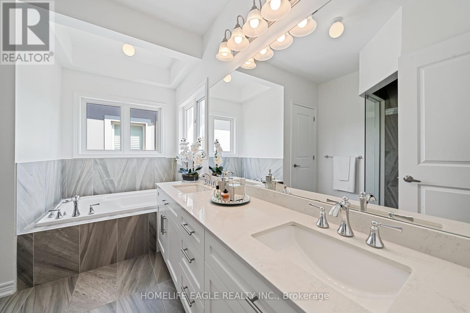 Photo 7 of 545 Clifford Perry Place, Newmarket ON