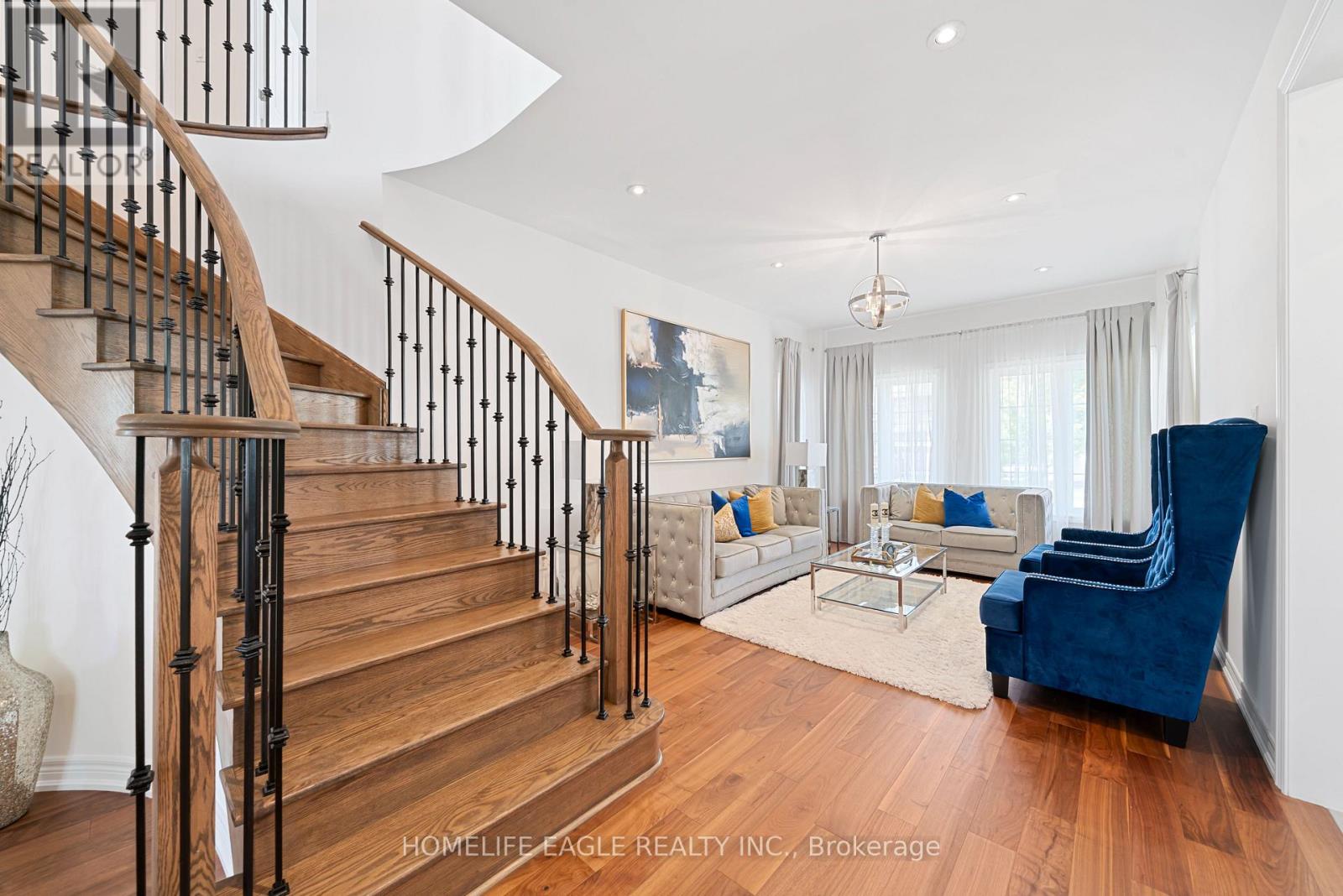 Photo 6 of 545 Clifford Perry Place, Newmarket ON