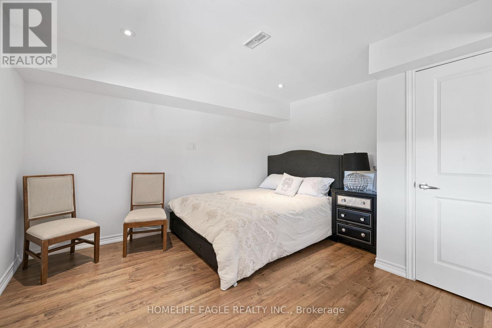 Photo 9 of 545 Clifford Perry Place, Newmarket ON