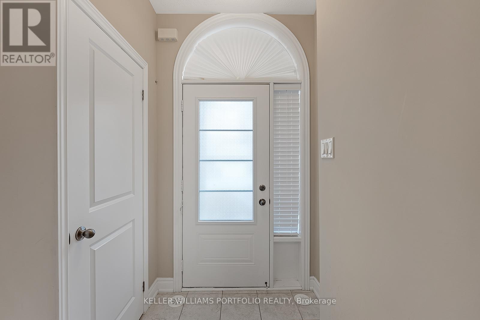 Photo 8 of 83 1331 Major Mackenzie Drive W, Vaughan ON