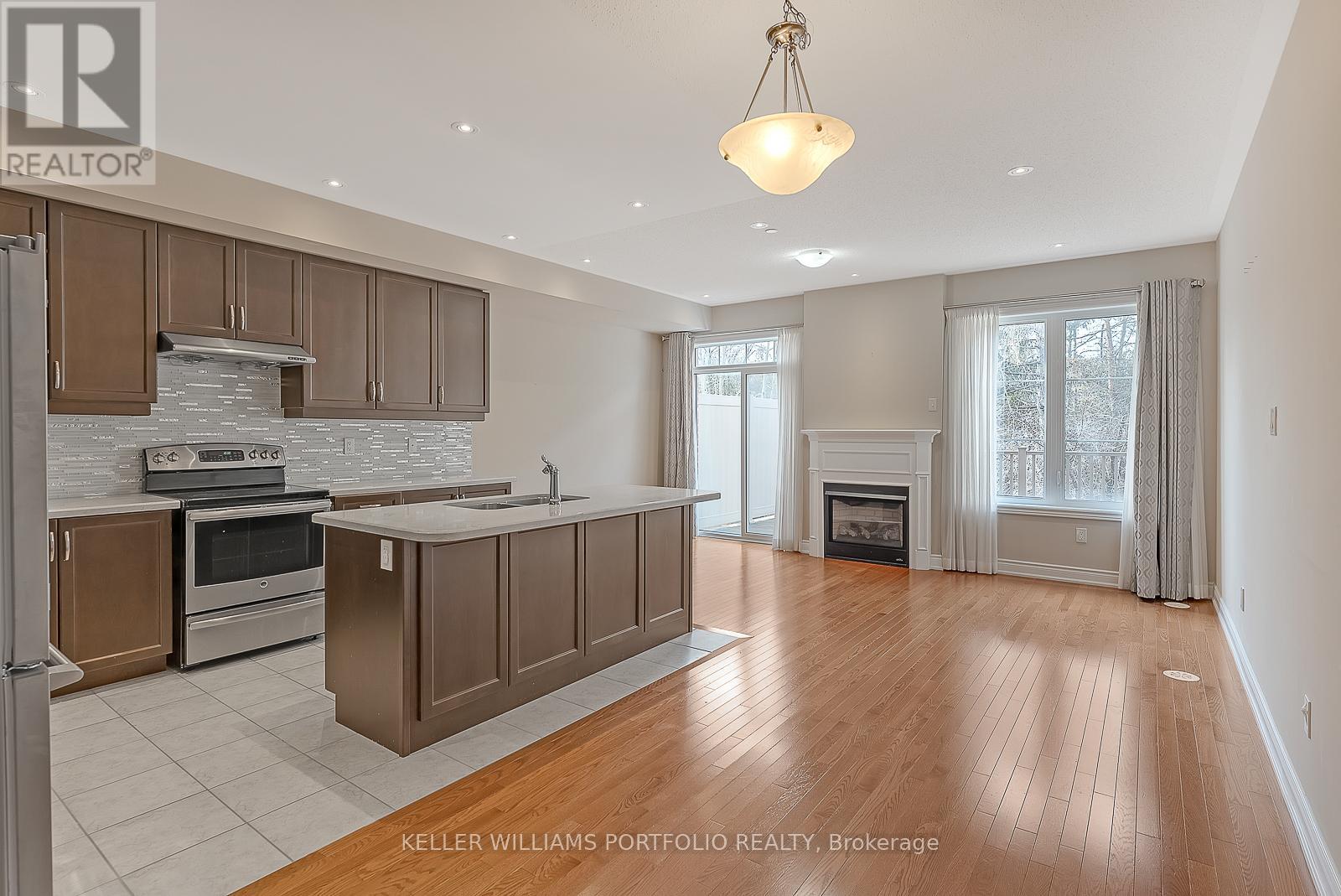 Photo 9 of 83 1331 Major Mackenzie Drive W, Vaughan ON