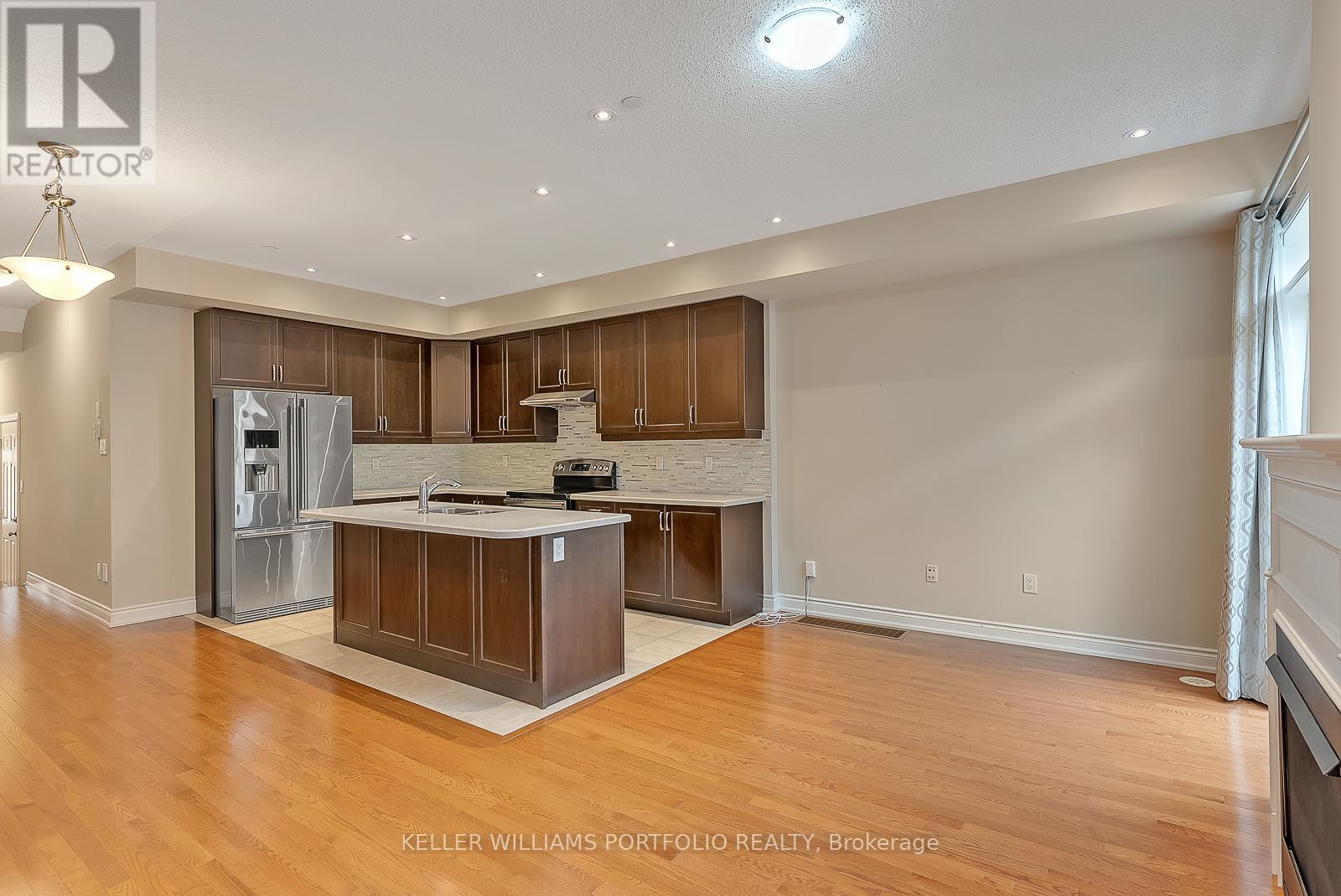 Photo 10 of 83 1331 Major Mackenzie Drive W, Vaughan ON