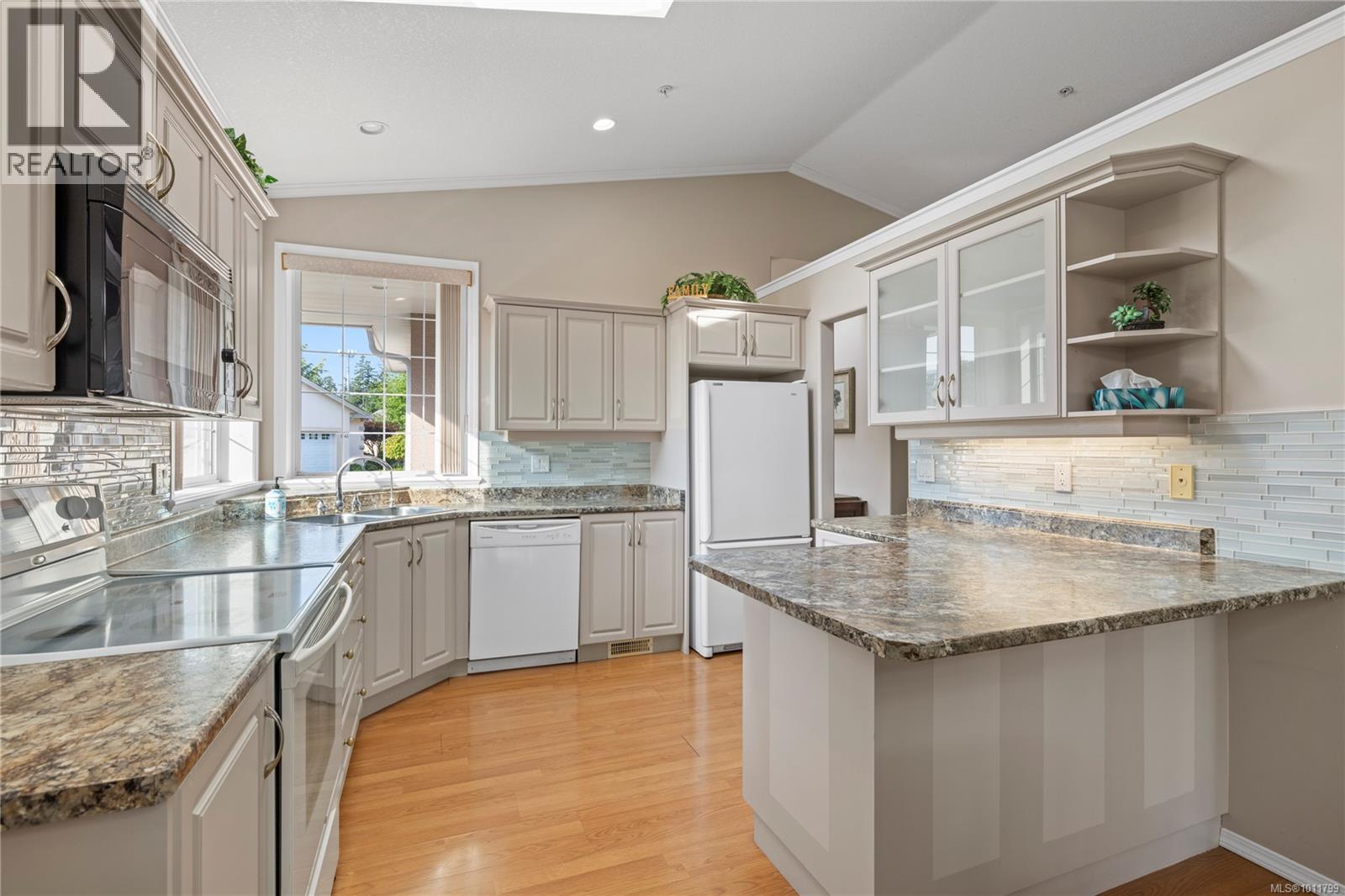 Photo 4 of 6144 Saturna Ave, Nanaimo BC