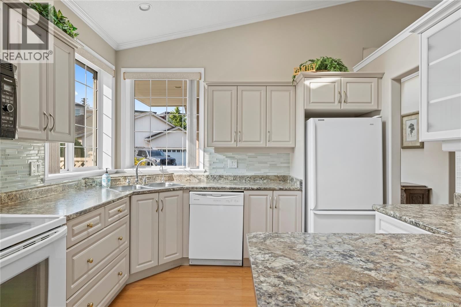 Photo 6 of 6144 Saturna Ave, Nanaimo BC