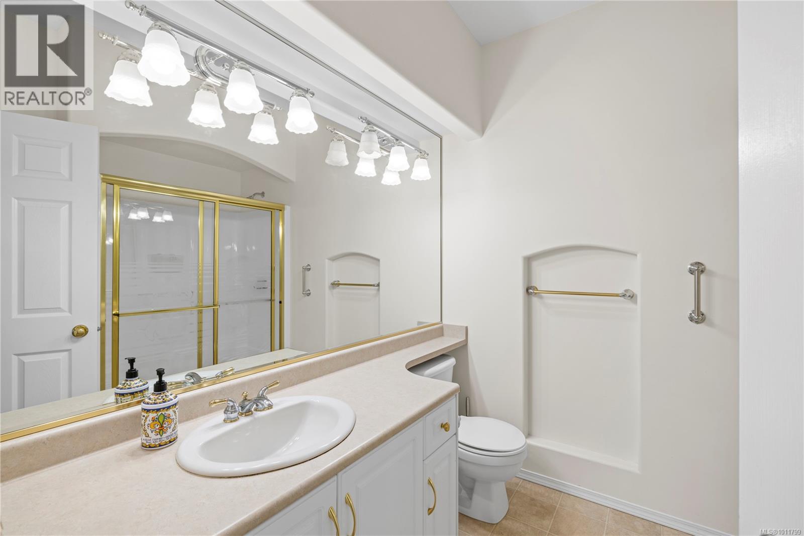 Photo 9 of 6144 Saturna Ave, Nanaimo BC