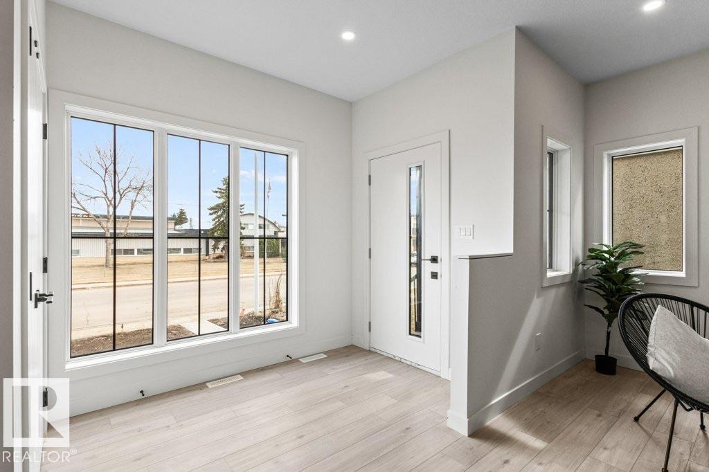 Photo 20 of 9826 158 St Nw, Edmonton AB