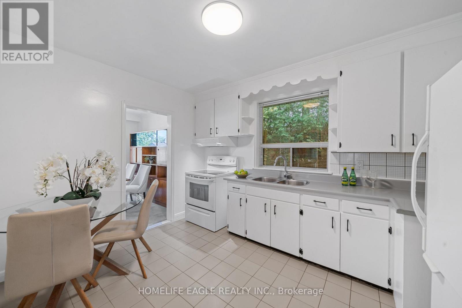 Photo 8 of 50 Tormore Drive, Richmond Hill ON