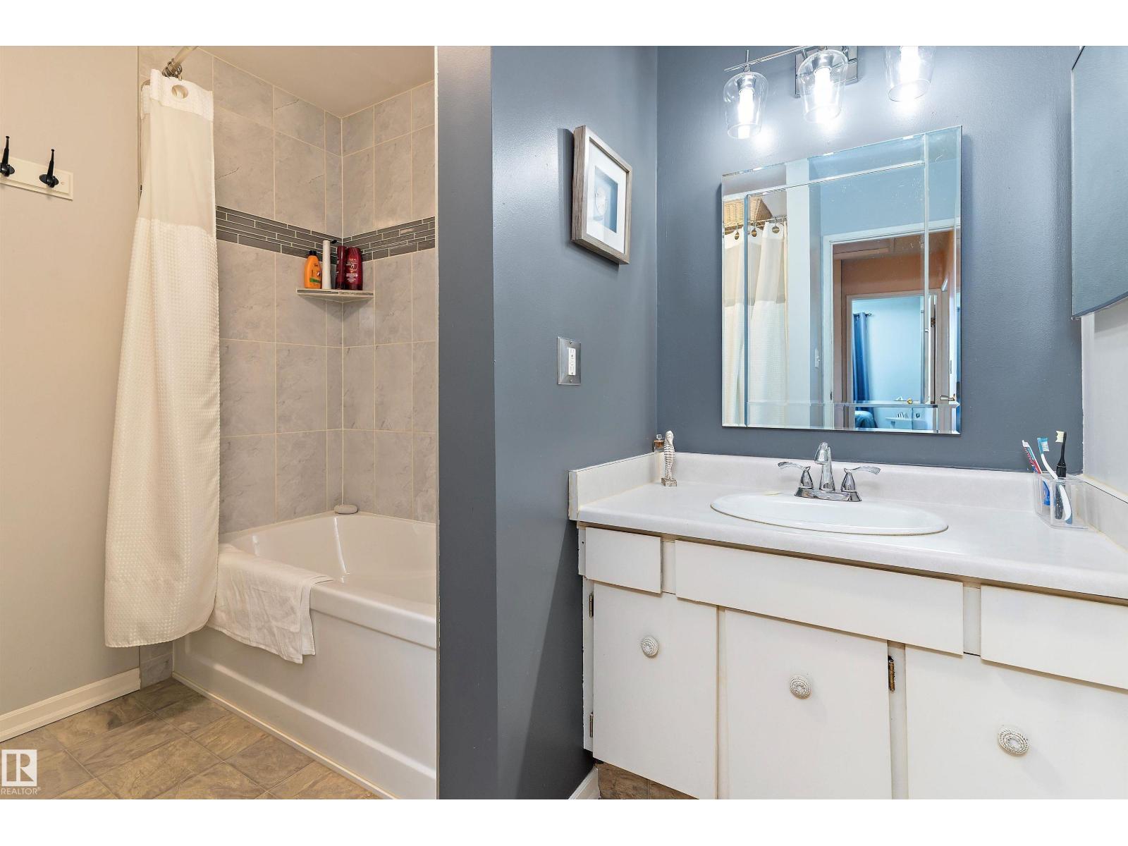 Photo 15 of 6322 184 St Nw, Edmonton AB