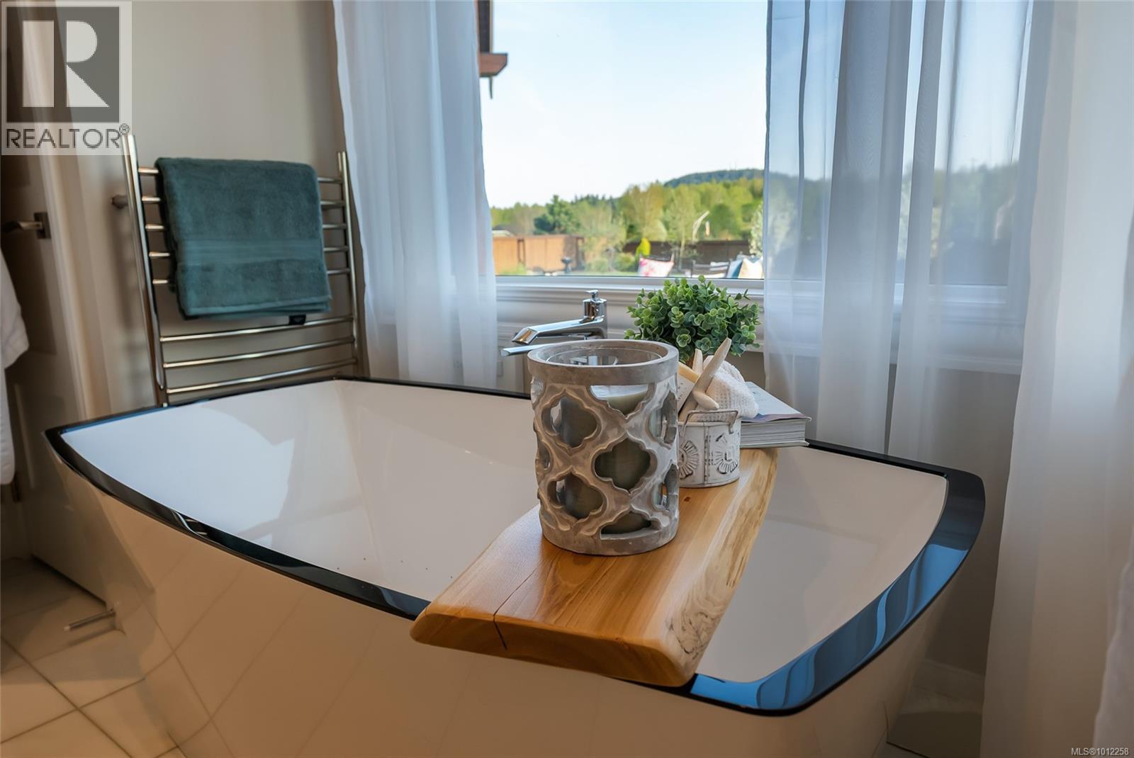 Photo 5 of 776 Hirst Ave, Parksville BC