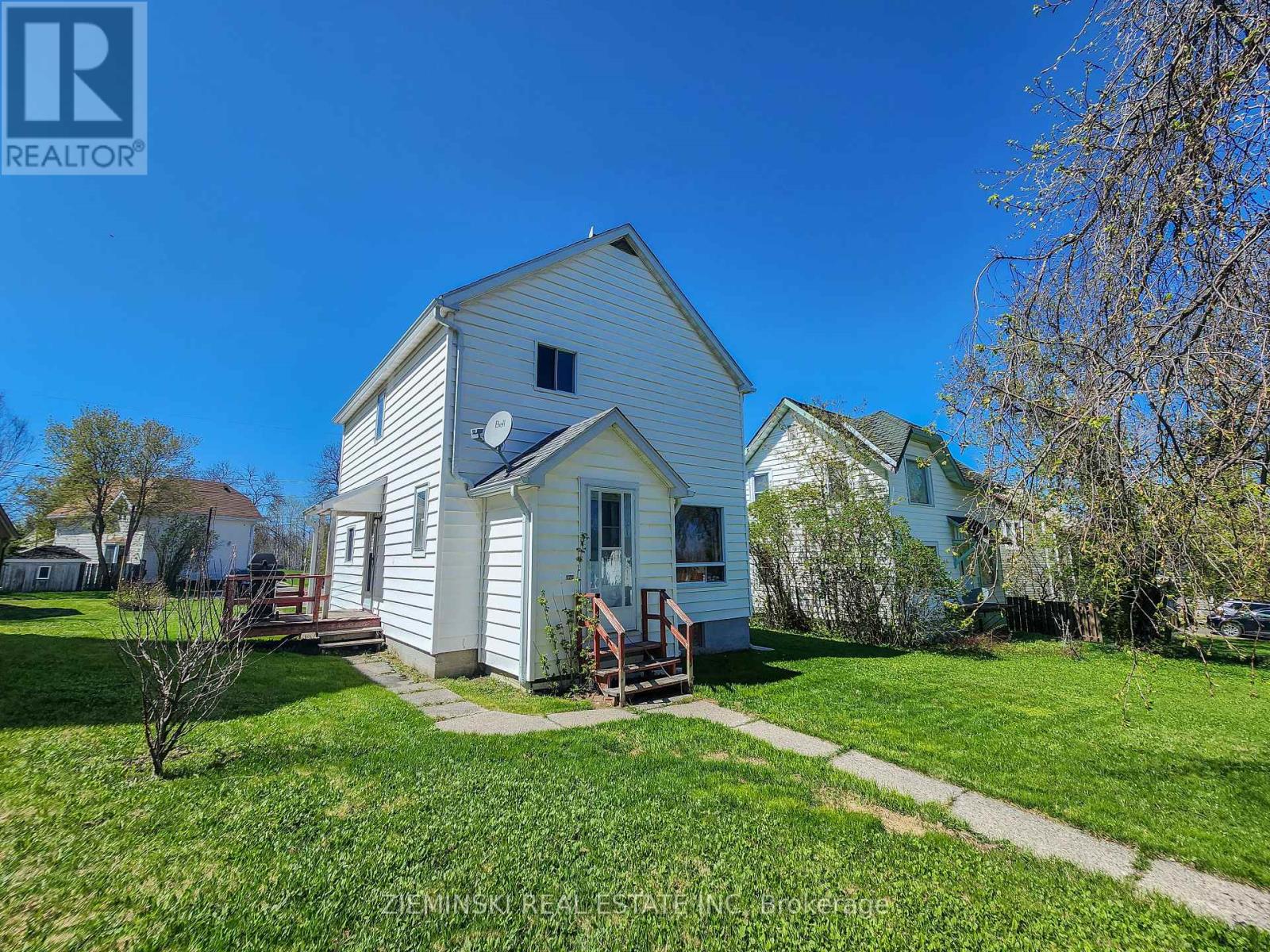 Photo 5 of 120 Devonshire Avenue, Iroquois Falls ON