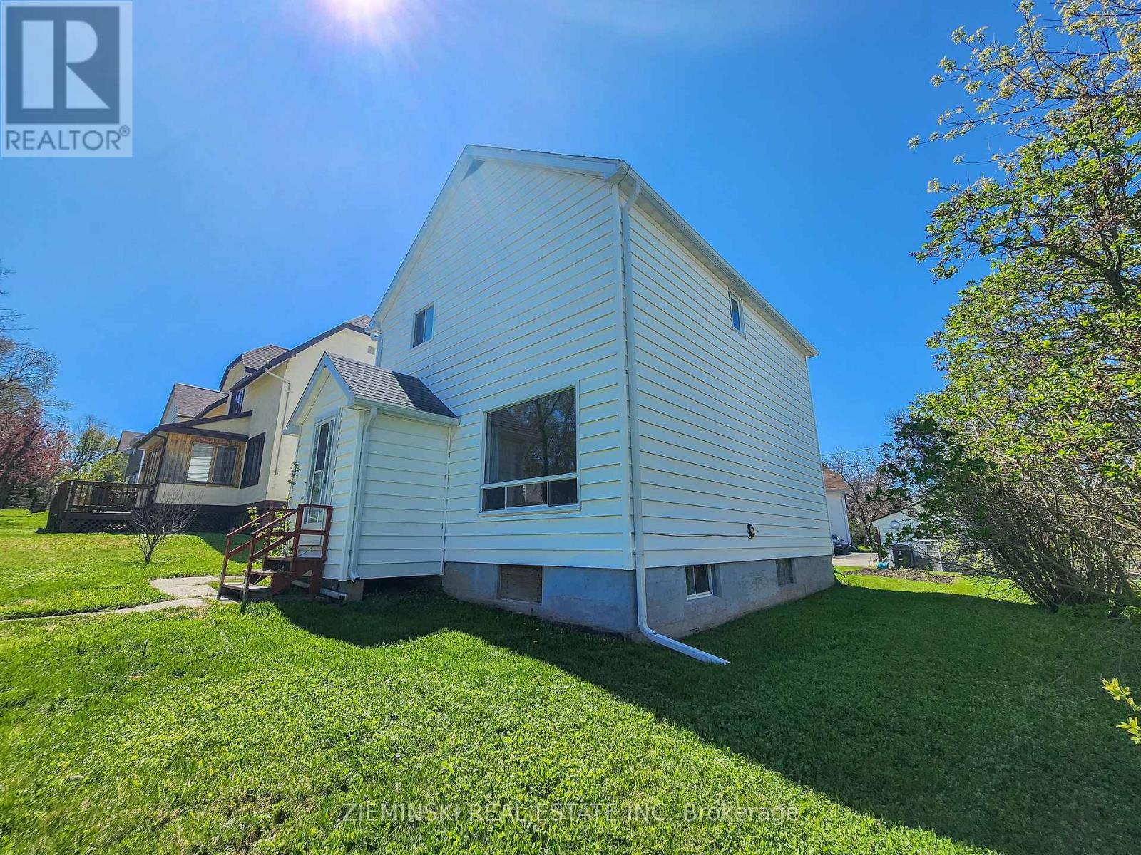Photo 6 of 120 Devonshire Avenue, Iroquois Falls ON
