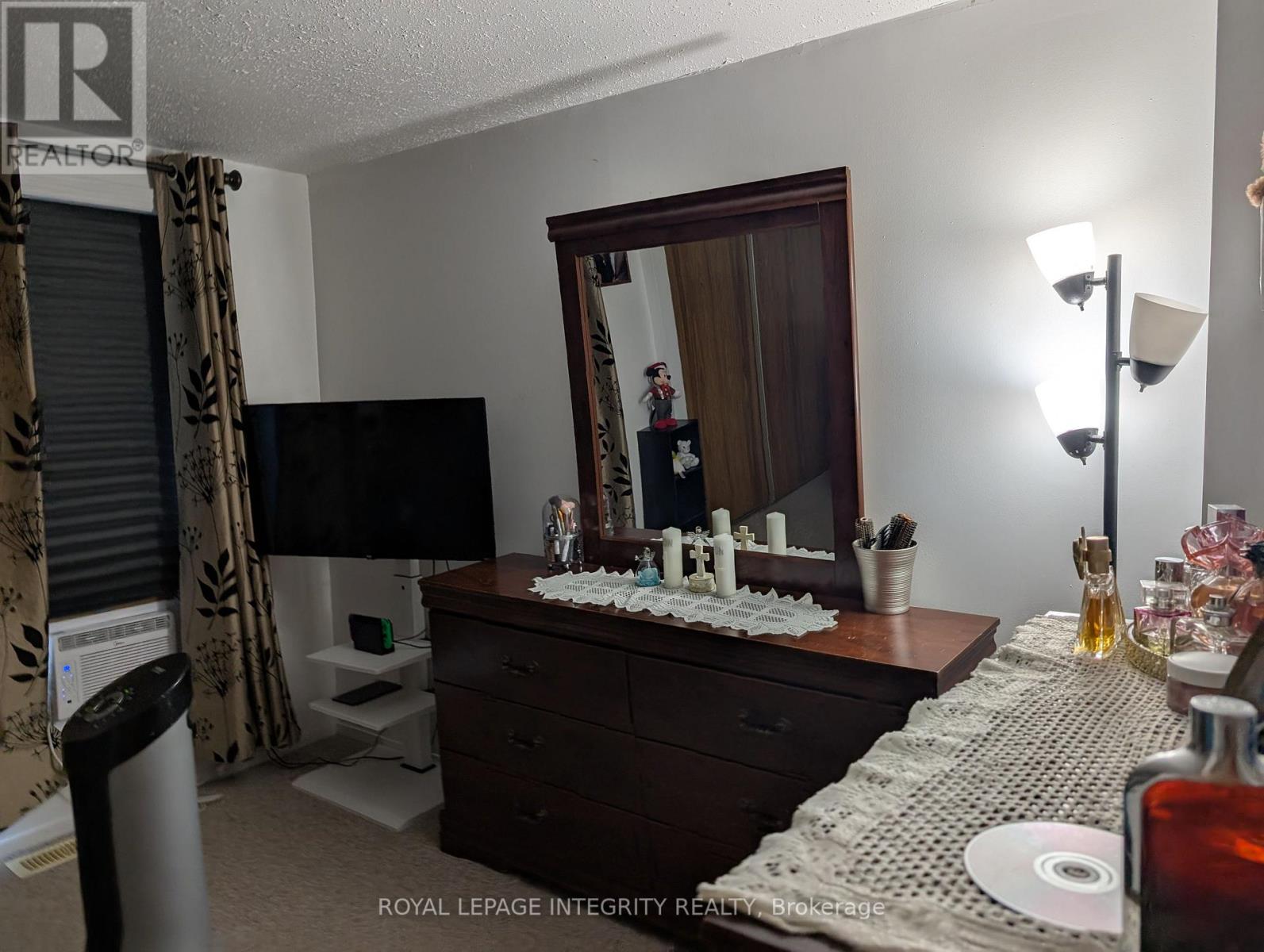 Photo 15 of 38 1721 Dondale Street, Ottawa ON