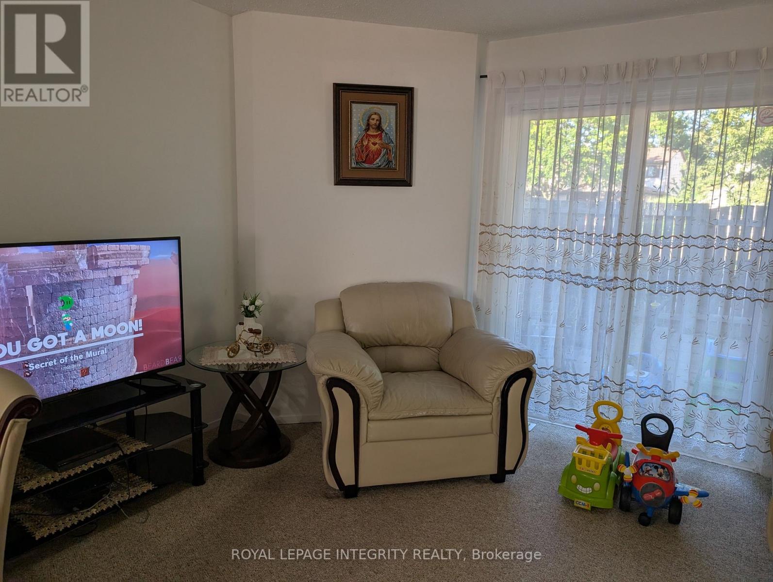 Photo 6 of 38 1721 Dondale Street, Ottawa ON