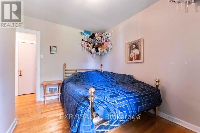 Photo 9 of 878 Ivanhoe Avenue, Ottawa ON