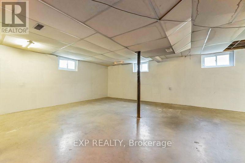 Photo 2 of 878 Ivanhoe Avenue, Ottawa ON
