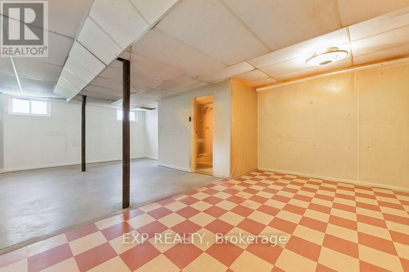 Photo 3 of 878 Ivanhoe Avenue, Ottawa ON