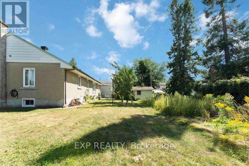 Photo 11 of 878 Ivanhoe Avenue, Ottawa ON