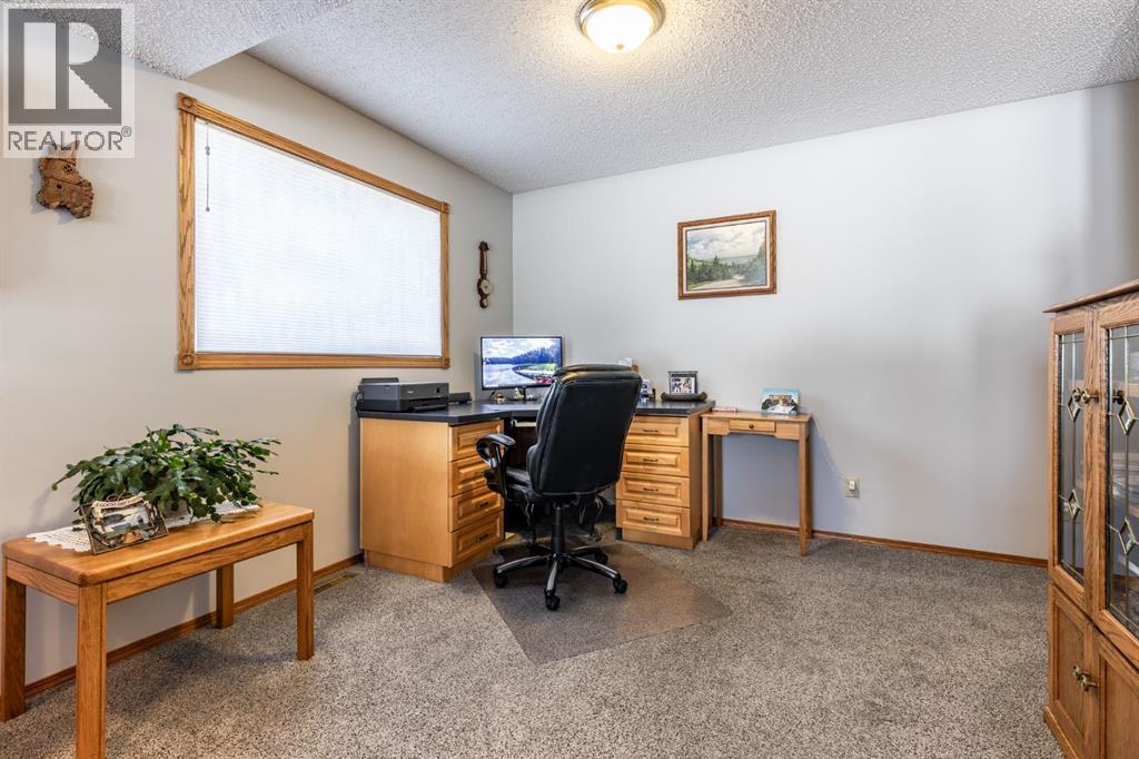 Photo 19 of 26 Shaw Crescent Se, Medicine Hat AB