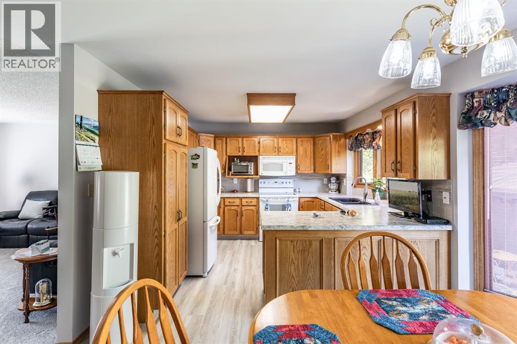 Photo 8 of 26 Shaw Crescent Se, Medicine Hat AB
