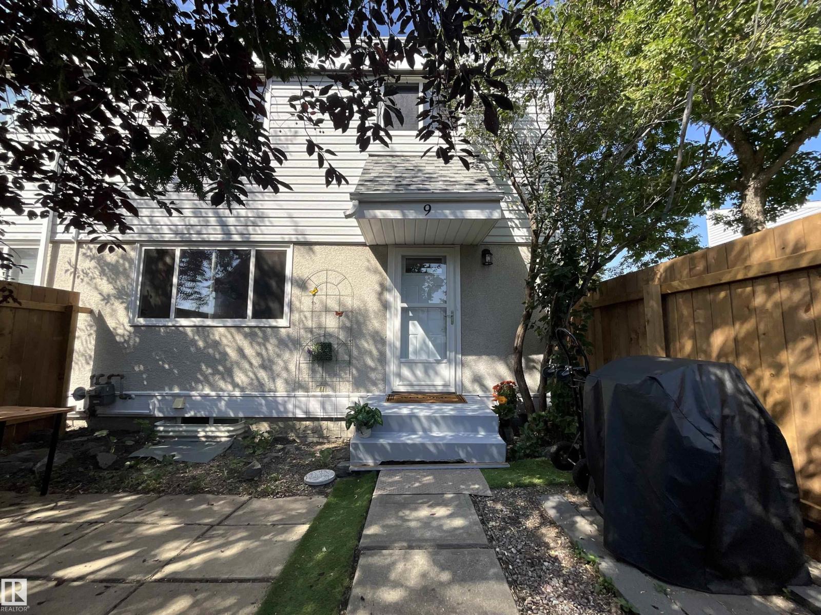Photo 5 of 9 Mcleod Pl Nw, Edmonton AB