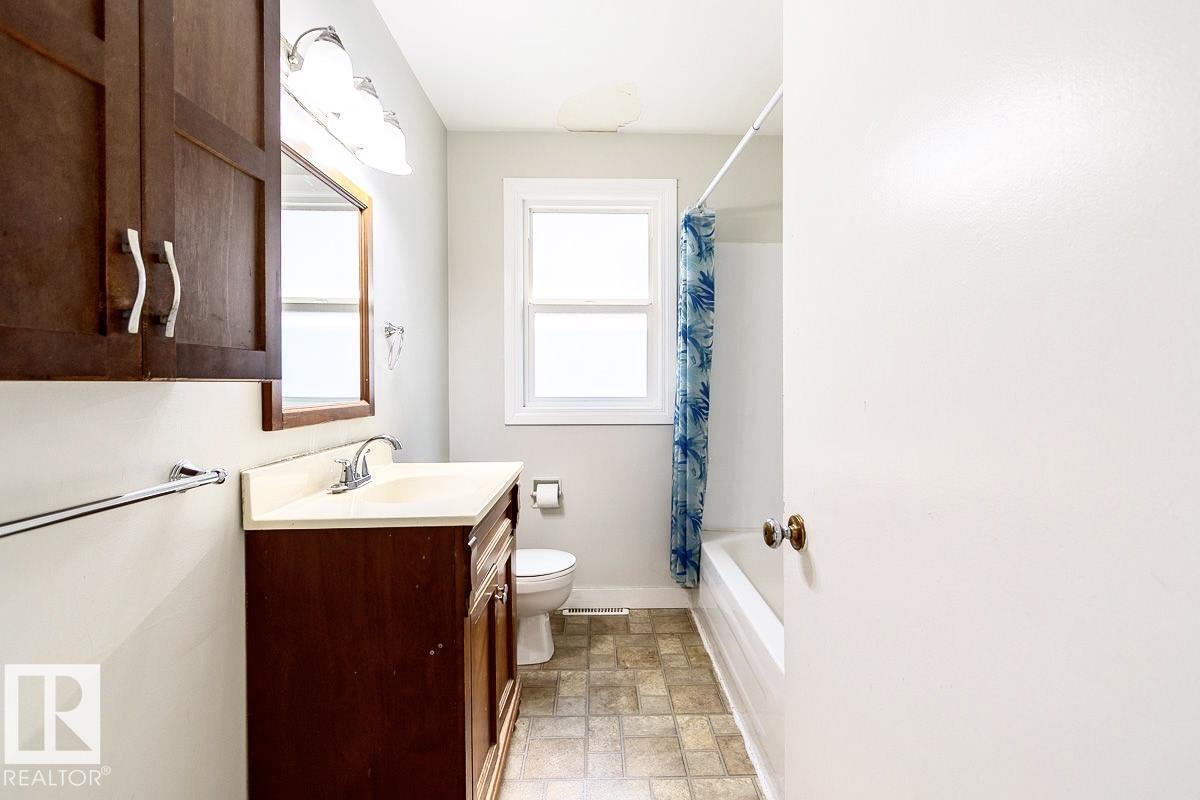 Photo 70 of 8911 132 Av Nw Nw, Edmonton AB