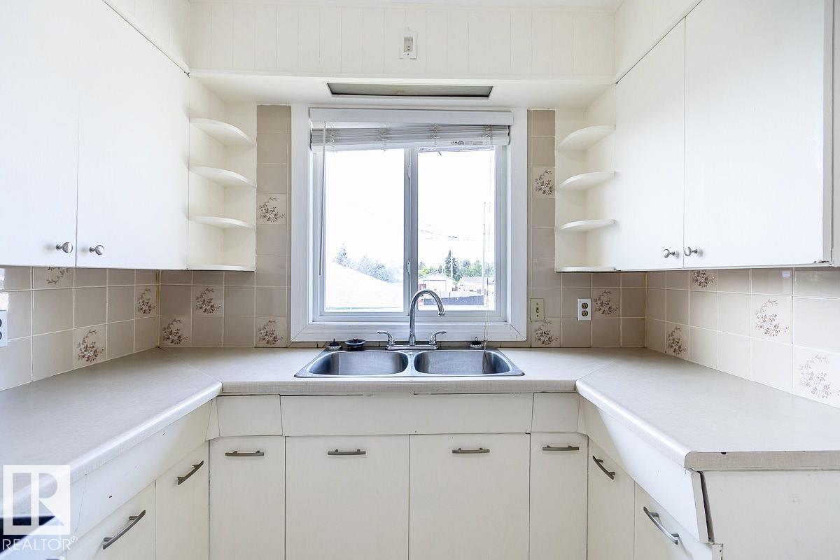 Photo 6 of 8911 132 Av Nw Nw, Edmonton AB