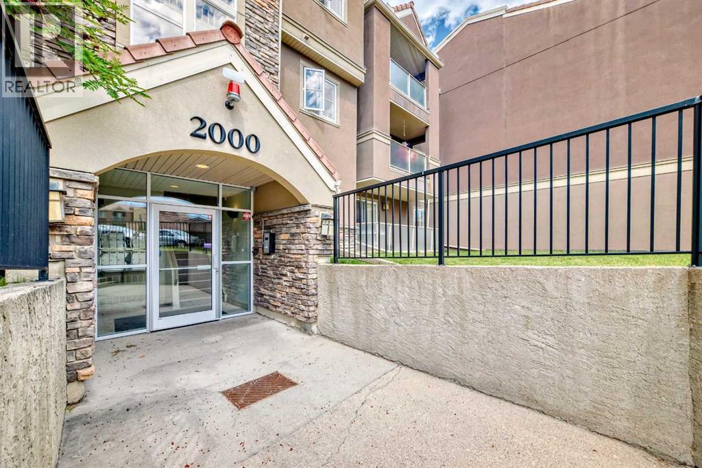 Photo 3 of 33 2033 Edenwold Heights Nw, Calgary AB