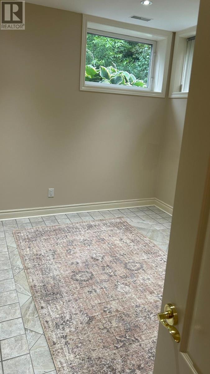 Photo 11 of 200 Oxford Street, Richmond Hill ON