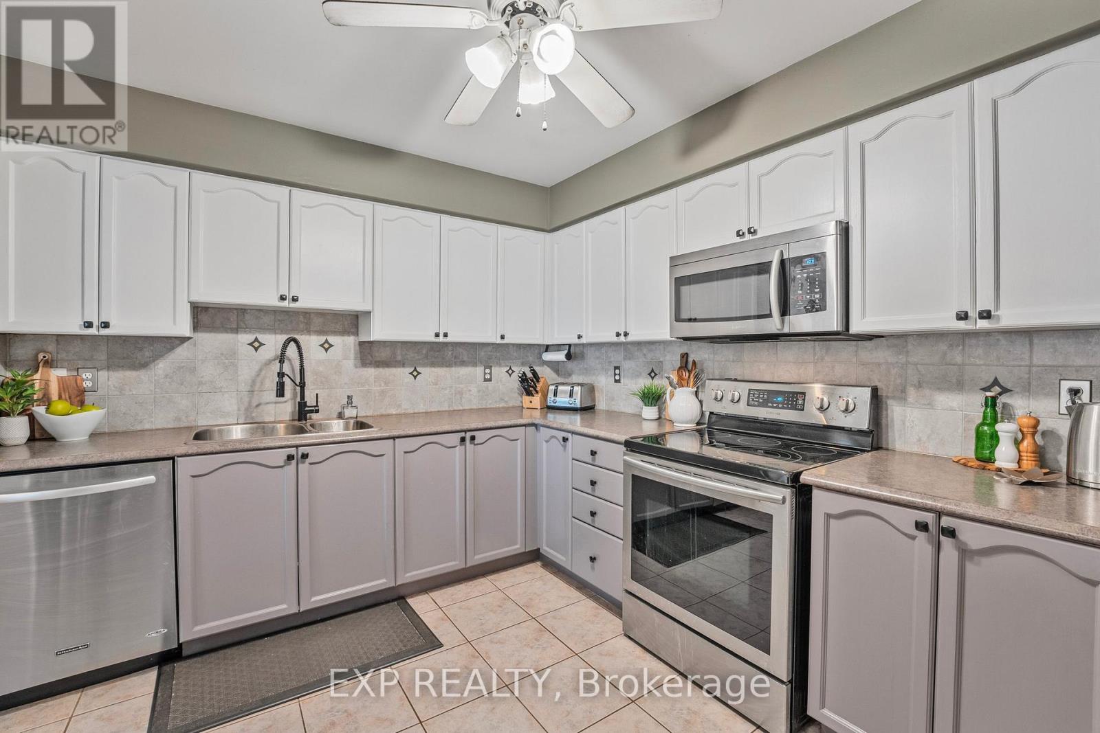 Photo 1 of 19 Heritage Court, Barrie ON