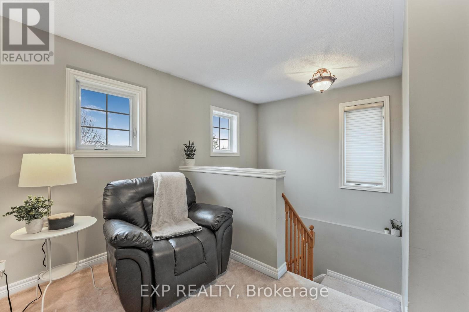 Photo 2 of 19 Heritage Court, Barrie ON