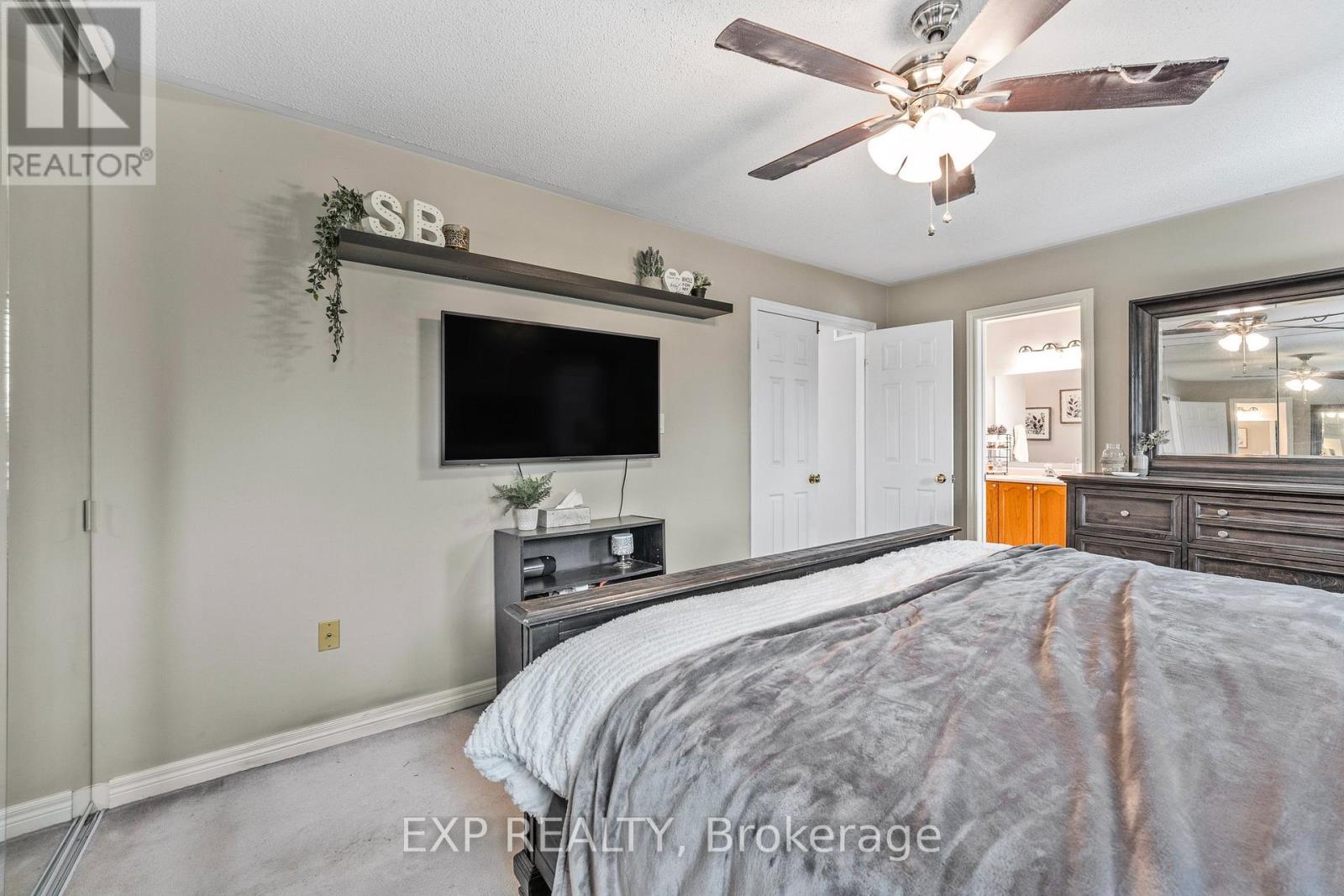 Photo 8 of 19 Heritage Court, Barrie ON