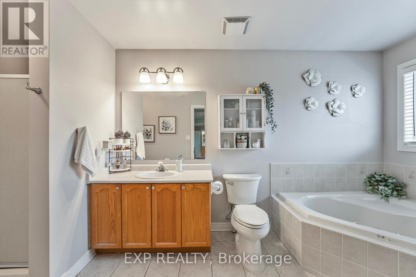 Photo 13 of 19 Heritage Court, Barrie ON
