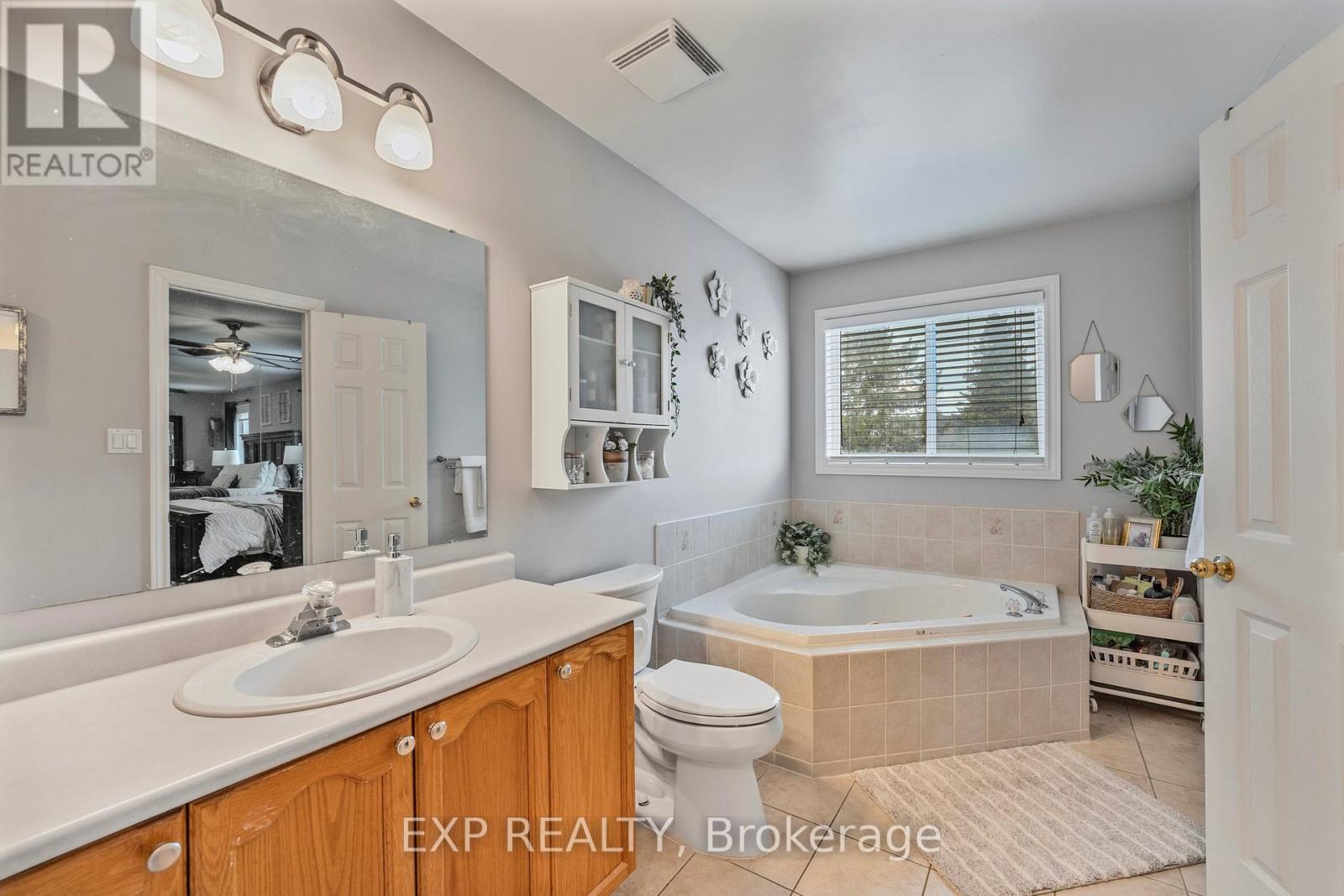 Photo 6 of 19 Heritage Court, Barrie ON